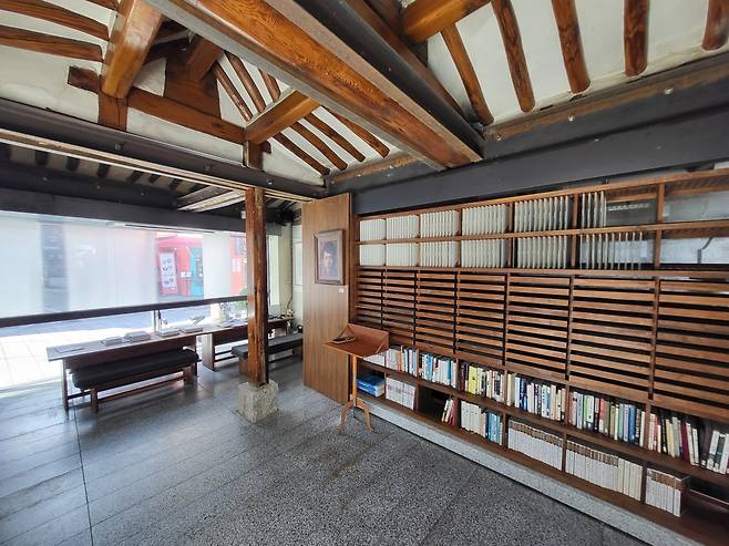 Archives and printed copies of Lee Sang’s writings are available to read at Lee Sang’s House. (Kim Hae-yeon/The Korea Herald)