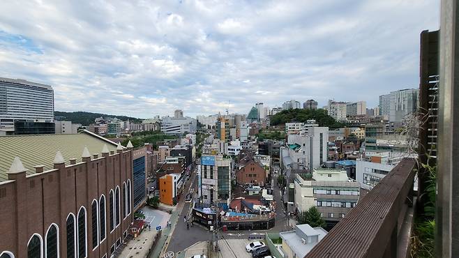 A view from the outdoor terrace of Dok Dabang (Kim Hae-yeon/The Korea Herald)