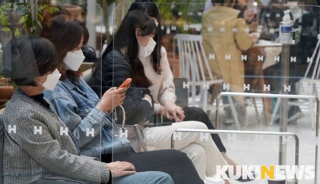 서울 시내 한 백화점에 마스크를 쓴 시민들로 북적이고 있다.   쿠키뉴스DB