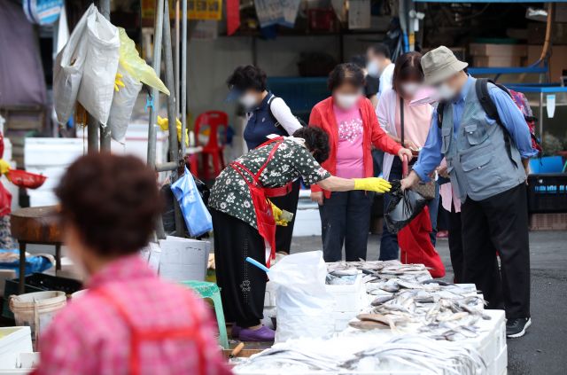 12일 오전 서울 동대문구 청량리수산시장에서 며쳧 시민들이 수산물을 구매하고 있다. 뉴시스