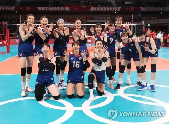 2020도쿄올림픽에서 4강신화를 연출한 여자배구 선수들이 손가락을 활짝 펴며 환한 표정을 짓고 있다. 여자배구 선수들 뒤로 양측에 포스트가 보인다. [도쿄=연합뉴스 자료사진]