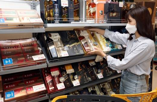 이마트 성수점에서 고객이 양주세트를 살펴보고 있다./사진제공=이마트