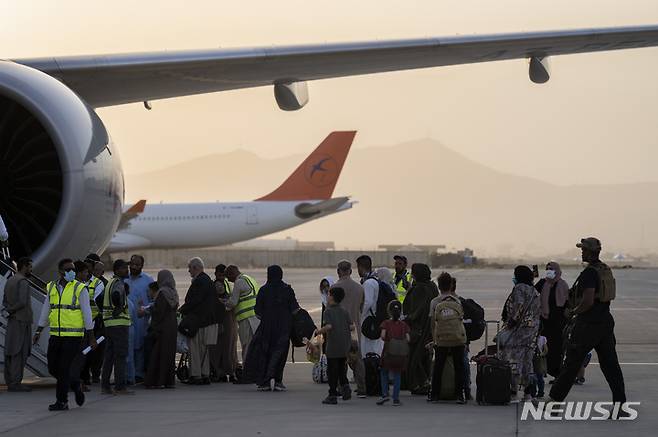 [카불=AP/뉴시스] 지난 9일(현지시간) 아프가니스탄 카불 공항에서 외국인들이 카타르 항공기에 탑승하고 있다. 2021.09.12.