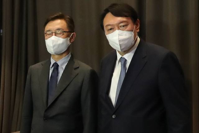 ▲국민의힘 대선주자들인 윤석열 전 검찰총장과 최재형 전 감사원장이 12일 저녁 여의도의 한 호텔에서 회동하고 있다. ⓒ윤석열 캠프