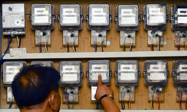 올해 국제 원자재값 상승으로 전기요금 인상 요인이 누적됨에 따라 4분기 전기요금이 올라갈 가능성이 커지고 있다. 사진은 서울시내 한 건물에서 전력계량기를 확인하는 시민의 모습. 세계일보 자료사진