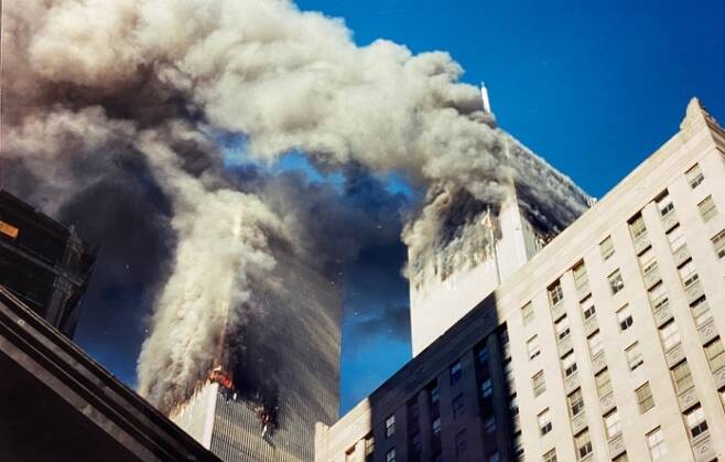 2001년 9월 11일 미국 뉴욕 맨해튼의 110층짜리 세계무역센터(WTC)가 무너지던 현장 사진. 윤건수씨 제공