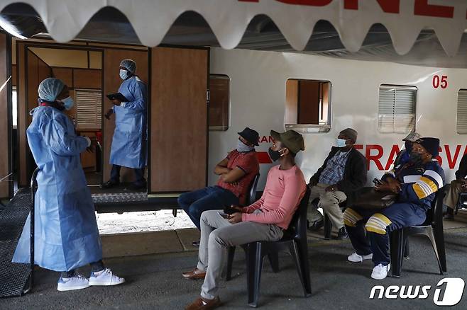 25일(현지시간) 남아프리카공화국 요하네스버그에 마련된 코로나19 백신 접종소에서 주민들이 백신을 맞기 위해 기다리고 있다. © AFP=뉴스1 © News1 우동명 기자