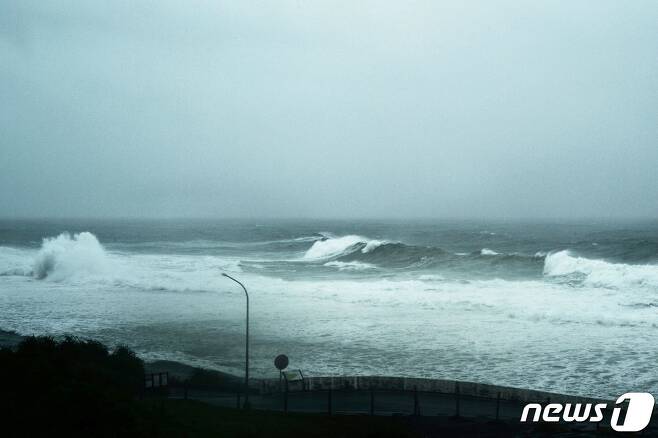 제14호 태풍 '찬투'가 대만 뉴 타이베이에 상륙했다. © AFP=뉴스1 © News1 정윤영 기자