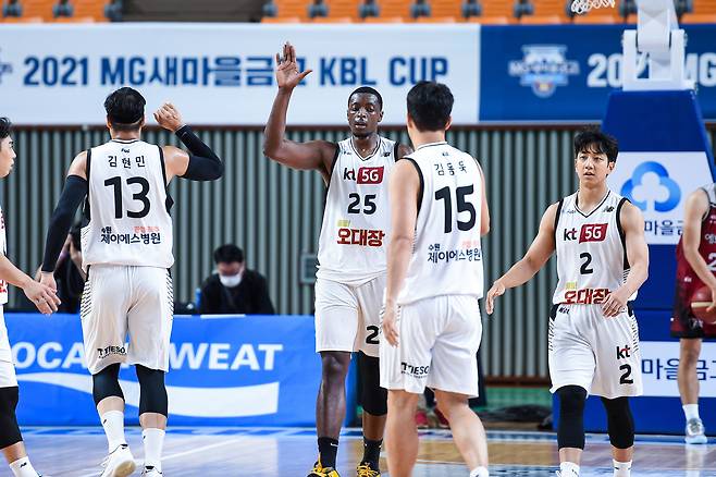 수원 KT는 12일 안양 KGC인삼공사를 꺾고 KBL 컵대회 첫 승리를 기록했다.(KBL 제공) © 뉴스1