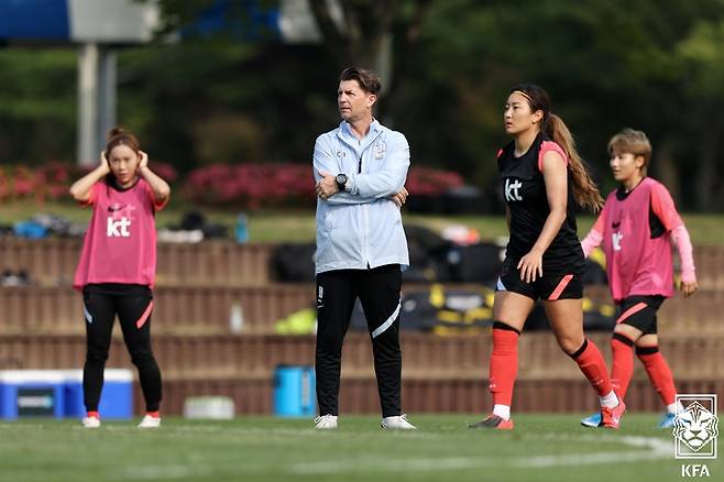 콜린 벨 여자축구대표팀 감독이 7일 울산미포구장(방어진체육공원)에서 열린 여자축구 국가대표팀 훈련에서 선수들에게 훈련을 지시하고 있다. (대한축구협회 제공) 2021.6.7/뉴스1