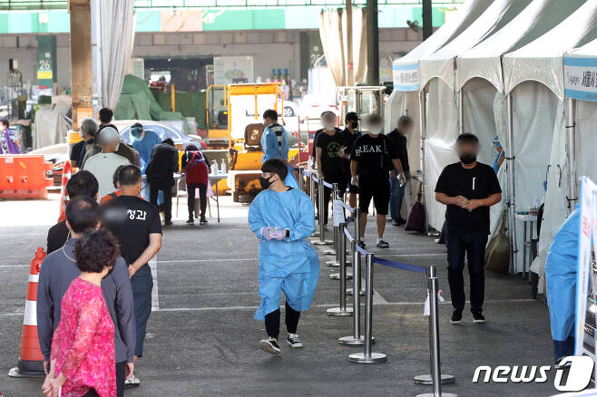 서울 송파구 가락농수산물종합도매시장에 마련된 신종 코로나바이러스 감염증(코로나19) 임시선별진료소에서 시민들이 검사를 받고 있다. © News1 황기선 기자