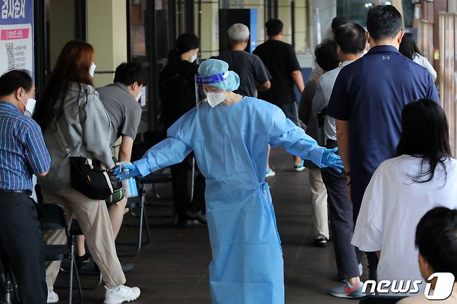 서울 송파구보건소에 마련된 선별진료소에서 의료진이 신종 코로나바이러스 감염증(코로나19) 검사를 안내하고 있다. © News1 조태형 기자
