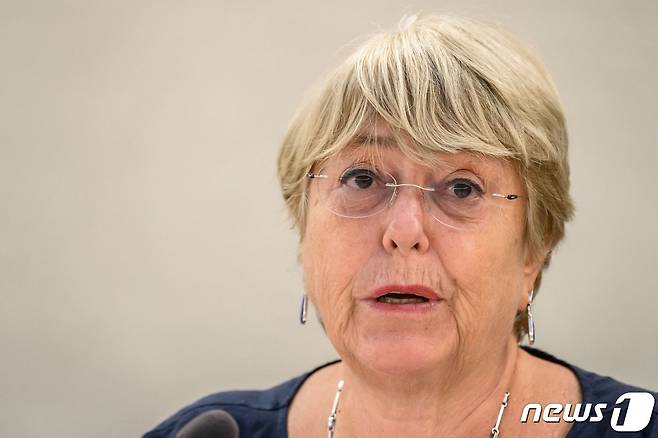 미첼 바첼레트 유엔 인권최고대표가 13일 스위스 제네바에서 열린 유엔 인권이사회 회의에서 연설하고 있다. © AFP=뉴스1