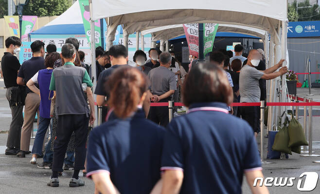 서울역 임시선별진료소를 찾은 시민들이 검사 대기를 하고 있다.© News1 이성철 기자