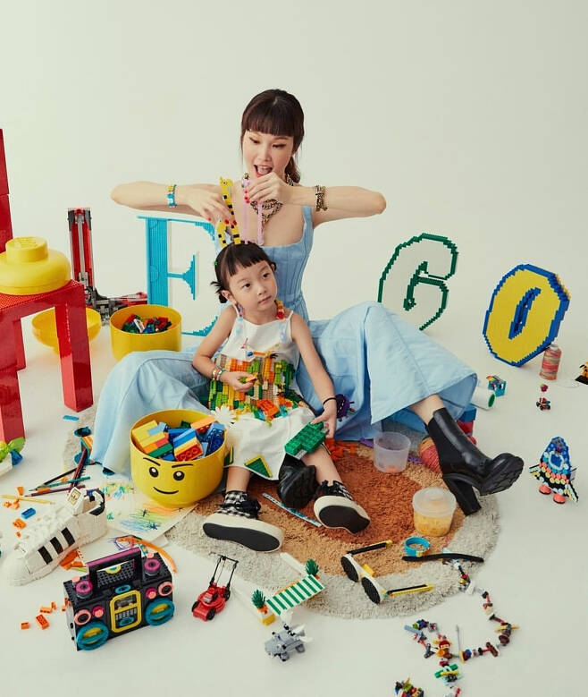 A lovely picture of Model Song Kyoung-a with her daughter has been released.Song Kyoung-a told his Instagram on the 13th, I am a picture with Haes favorite Legoland.(My clothes are more like princesses, so I sprained out in the middle and ran out.) I do not know why I think I am a rival, but I am a funny kid. Thank you for making good memories with Hae, he said.The picture shows the lovely figure of Song Kyong-a and 6-year-old daughter Hae-yi.In particular, Song Kyoung-as daughter, Hae Yang, showed off her charm as well as her mother, a top model, and she showed off her cute charm with various poses and facial expressions.Meanwhile, Song Kyoung-a married a casting businessman, Do Jung-han, in 2012, and has a daughter.