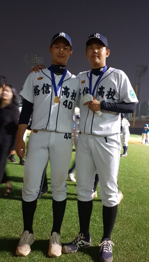 2019년 제74회 청룡기 대회에서 우승을 차지한 수원 유신고 소형준(오른쪽)과 이상우가 포즈를 취하고 있다. 당시 소형준은 3학년, 이상우는 1학년이었다. 사진제공=KT 위즈
