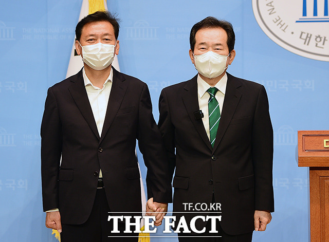 7월 5일 이광재 의원과 후보 단일화 합의를 밝힌 정세균(오른쪽) 후보. /이선화 기자