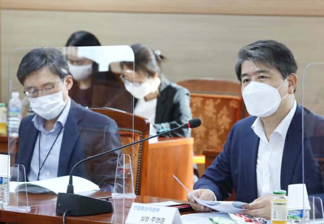 주영준 산업통상자원부 산업정책실장(오른쪽)이 13일 충남 천안시에 위치한 자동차연구원에서 열린 ‘소재·부품·장비 테스트베드 공공연 수행기관 간담회’에서 인사말을 하고 있다.