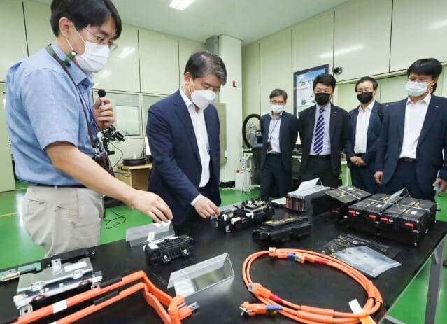 주영준 산업통상자원부 산업정책실장이 13일 충남 천안시에 위치한 자동차연구원에서 테스트베드 현장을 둘러보고 있다.