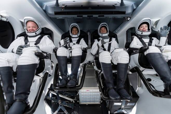 인스퍼레이션4에 참여하는 탑승자들이 크루 드래건 내부에 앉아 리허설을 진행하는 모습이다. 스페이스X 제공