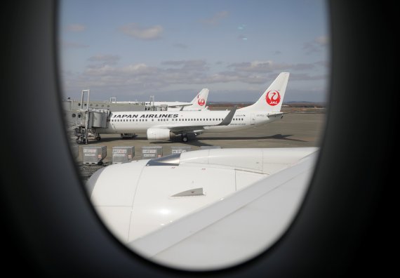 항공기 창 밖으로 일본항공(JAL)의 항공기가 보인다. 로이터 뉴스1