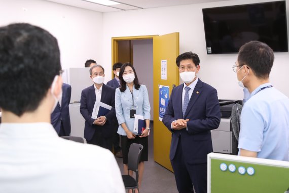 노형욱 국토교통부 장관(오른쪽 두번째)이 13일 최근 신설된 청년정책과를 찾아 "청년들이 체감할 수 있는 주거정책을 마련해달라"고 당부하고 있다.