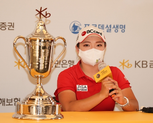 2021년 한국여자프로골프(KLPGA) 투어 메이저 대회 KB금융 스타챔피언십에서 우승한 장하나 프로가 인터뷰하는 모습이다. 사진제공=KLPGA
