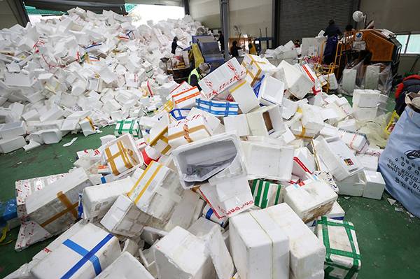 경기도 용인시 용인시재활용센터에서 코로나19관련 비대면 소비 활동으로 많아진 재활용 쓰레기를 분류해서 재활용품으로 정리하는 작업이 이루어지고 있다.(사진=문화체육관광부 국민소통실)