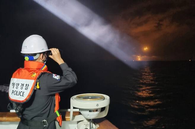 실종 해양경찰관을 찾기 위해 조명탄을 쏘며 야간 수색을 벌이고 있다.