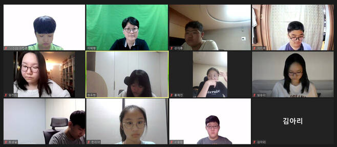 지난달 20일 금요일 밤 9시에 중학생 10명이 온라인 줌 회의방에서 독서토론을 하고 있다. 이혜령씨 제공