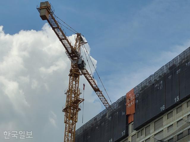 호남지역의 한 아파트 건설현장에 설치된 타워크레인의 모습. 윤현종 기자