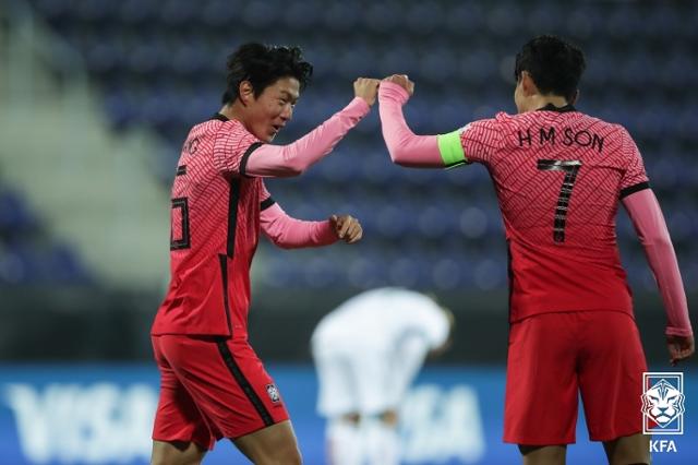손흥민(오른쪽)과 황의조가 하이파이브 하고 있다. 대한축구협회 제공