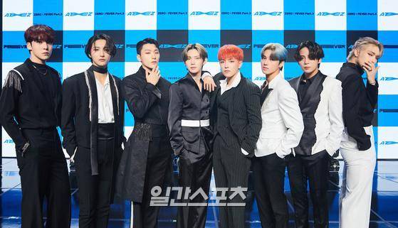 그룹 에이티즈(ATEEZ)가 13일 오후 미니 7집 ‘제로 : 피버 파트 3(ZERO : FEVER Part.3) 발매 기념 쇼케이스를 온라인으로 진행했다. 에이티즈(홍중, 성화, 윤호, 여상, 산, 민기, 우영, 종호) 멤버들이 포토타임에서 포즈를 취하고 있다. 〈사진=KQ엔터테인먼트 제공〉 김진경 기자 kim.jinkyung@joongang.co.kr/2021.09.13/