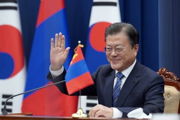 문재인 대통령이 10일 청와대에서 열린 우흐나 후렐수흐 몽골 대통령과의 화상 정상회담에서 손을 들어 인사하고 있다. 사진=뉴스1