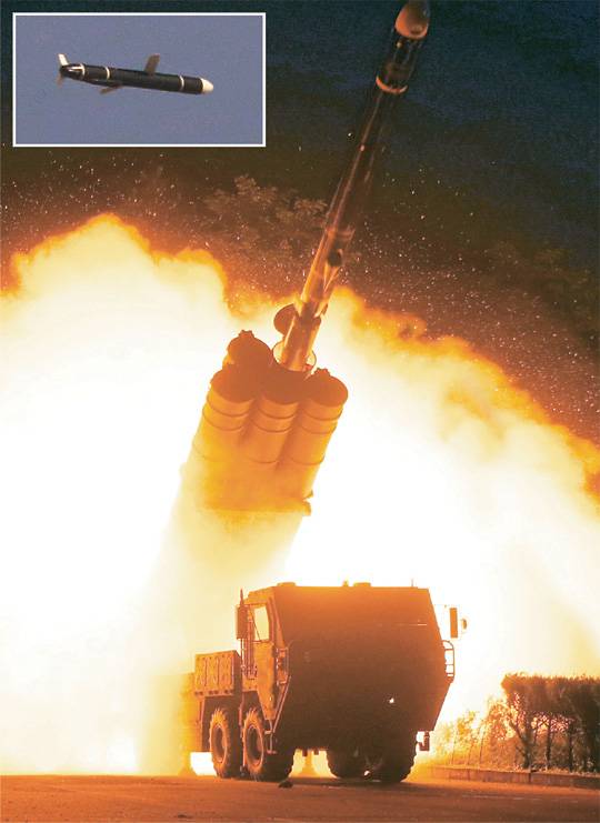 8자형 궤도 따라 7580초 비행 : 북한 국방과학원이 지난 11일과 12일 새로 개발한 신형 장거리 순항미사일을 발사하는 모습과 미사일이 날아가는 모습(작은 사진)을 조선중앙통신이 13일 보도했다. 연합뉴스