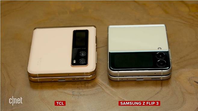 TCL의 폴더블폰 시제품 시카고(왼쪽)와 삼성전자 갤럭시Z플립3(오른쪽). [시넷 캡처]