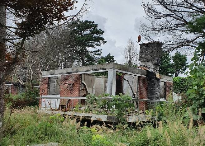 불에 탄 영랑호리조트 별장형 콘도가 흉물스럽게 방치돼 있는 모습. 속초시의회 강정호 의원 제공