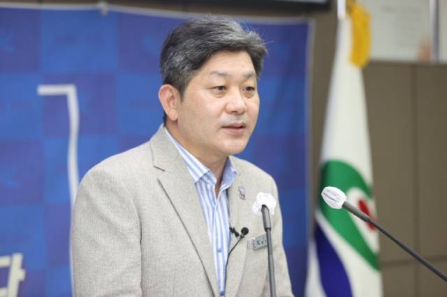 ▲경남 고성군이 전국 최초로 아동 및 청소년을 대상으로 수당 지급 계획을 추진해 주목된다. 백두현 군수가 13일 이 계획에 대해 설명하고 있다.ⓒ고성군