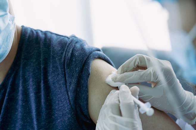 한 남성이 코로나19 백신을 접종하고 있다. 게티이미지뱅크