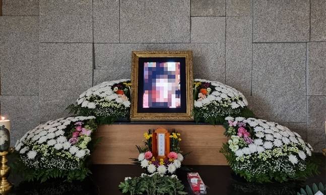 지난 11일 코로나19로 인한 경영난으로 생활고를 겪다 극단적 선택을 한 23년차 맥줏집 주인 A씨의 빈소의 모습. 연합뉴스