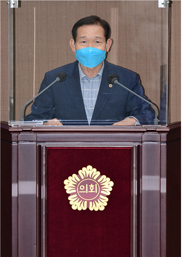 김수규 서울시의원이 지난 10일 진행된 제302회 임시회 제4차 본회의에서 242번 버스노선 개편에 대해 5분 자유발언을 진행하고 있다.