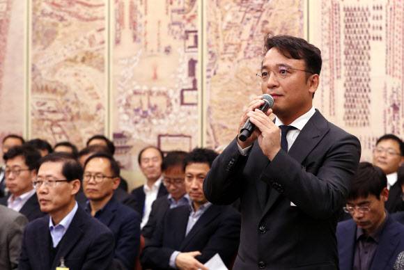 김택진 엔씨소프트 대표가 2018년 10월 여의도 국회에서 열린 문화체육관광위원회 종합감사에서 의원들의 질의에 답변하고 있다. 연합뉴스