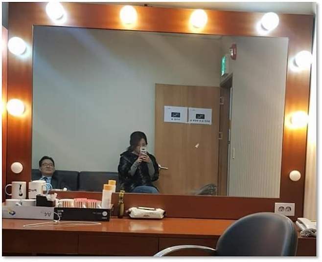 방송국 대기실에서 박지원(왼쪽) 국정원장과 함께 있는 조성은씨. 출처:페이스북