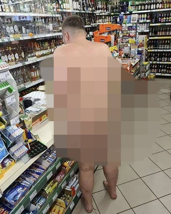 30대 검사가 나체로 슈퍼마켓에서 쇼핑하는 등의 행위를 하다 경찰에 체포됐다. 데일리메일 캡처