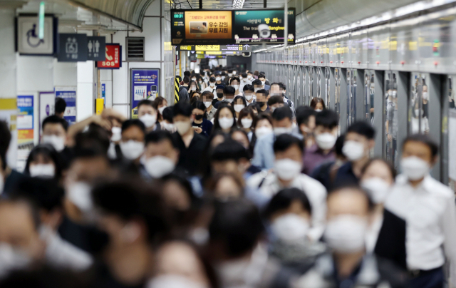 13일 오전 서울 지하철 5호선 광화문역에서 출근길 시민들이 발걸음을 옮기고 있다. /연합뉴스