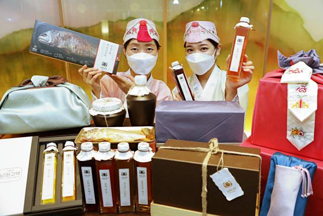 롯데백화점 모델들이 13일 서울 중구 롯데백화점 본점 ‘남파고택’ 매장에서 선물세트를 소개하고 있다. 롯데백화점은 ‘집콕 명절’ 트렌드에 발맞춰 200년 전통의 ‘남파고택’의 맛을 전하는 각종 선물 세트를 판매한다./사진 제공=롯데백화점