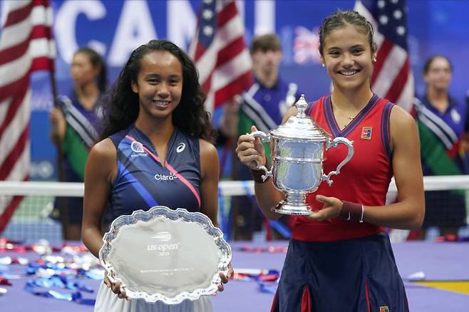 레일라 페르난데스(왼쪽)와 에마 라두카누(오른쪽)가 지난 12일 미국 뉴욕 빌리진 킹 내셔널 테니스 센터에서 열린 US오픈 여자단식 결승이 끝난 뒤 트로피를 들고 포즈를 취하고 있다.  뉴욕 | AP연합뉴스
