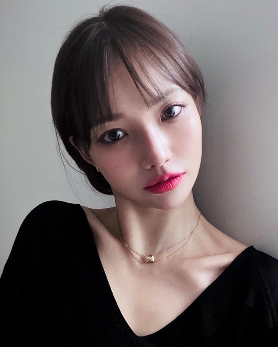 Ha Yeon-soo posted a picture on his 13th day with an article entitled The other night on his instagram.In the open photo, Ha Yeon-soo is wearing a dark makeup and showing off her chic charm.Ha Yeon-soos Reversal Story charm, which was so cute that it was nicknamed Kokbuk left, responded to It is so beautiful and It is wonderful.On the other hand, Ha Yeon-soo appeared on MBC entertainment program Radio Star in July and showed off his talent.At the time, Ha Yeon-soo talked about what was called Original Cock Book and explained entertainment kink genealogy.Photo: Ha Yeon-soo Instagram