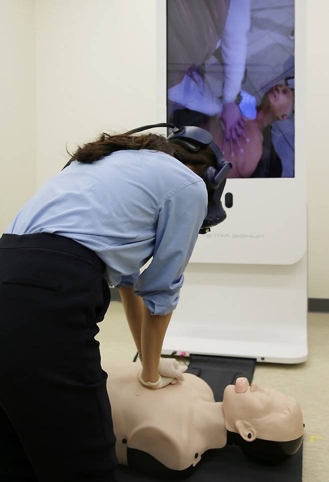 서울아산병원 시뮬레이션센터에서 한 직원이 가상현실 속 인공지능 강사의 설명을 들으며 심폐소생술 훈련을 시행하고 있다.