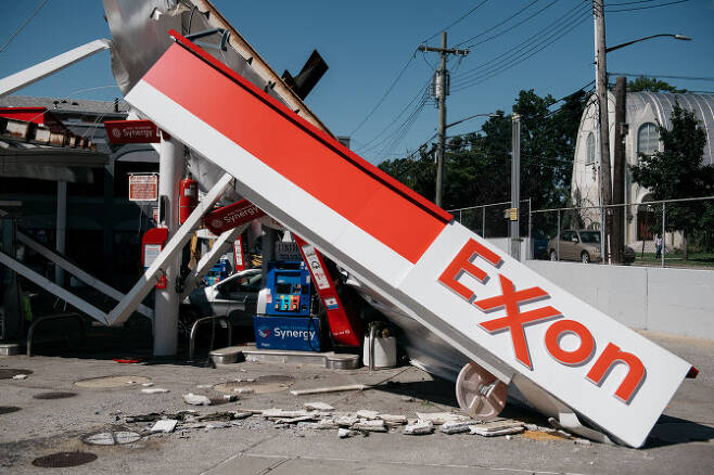 미국 허리케인 아이다 여파로  미 석유대기업 엑손 간판이 떨어진 모습(사진=AFP)